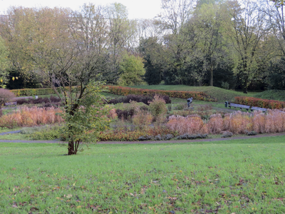 906647 Gezicht op de vlindertuin in Park de Gagel (Gangesdreef) te Utrecht, vanaf de heuvel in het park.N.B. De heuvel ...